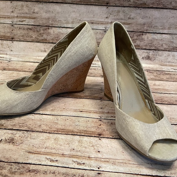 Womens Fergalicious Heels Sandal Sz 7 Canvas Khaki - Picture 3 of 6